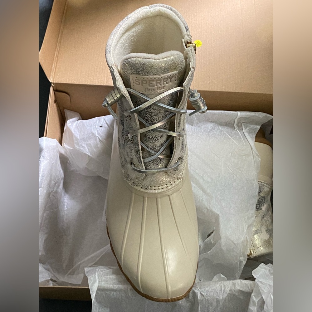 Sperry Boots NIB 8.5 - Picture 2 of 2